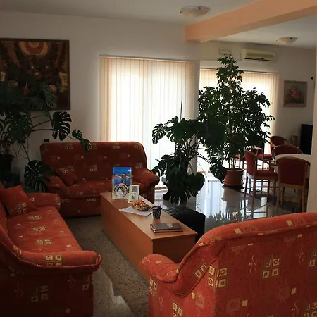 Buratovic Aparthotel Vinjerac