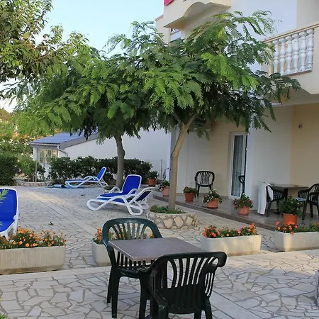 Buratovic Aparthotel 3*